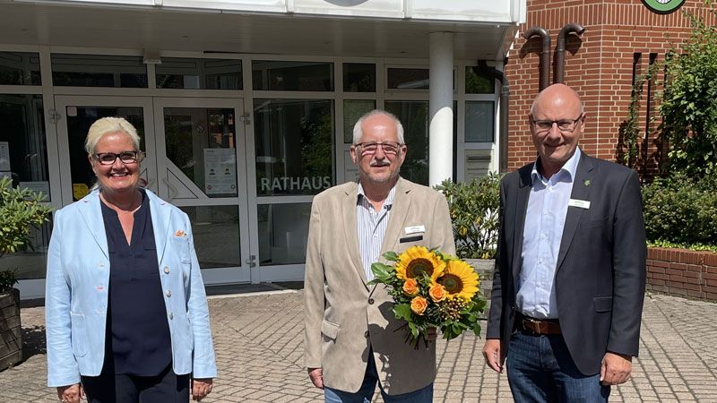 Holger Sieg (Mitte) am Tag seiner Verabschiedung zusammen mit Seevetals Bürgermeisterin Martina Oertzen und dem Kämmerer der Gemeinde, Josef Brand. | Foto: Gemeinde Seevetal