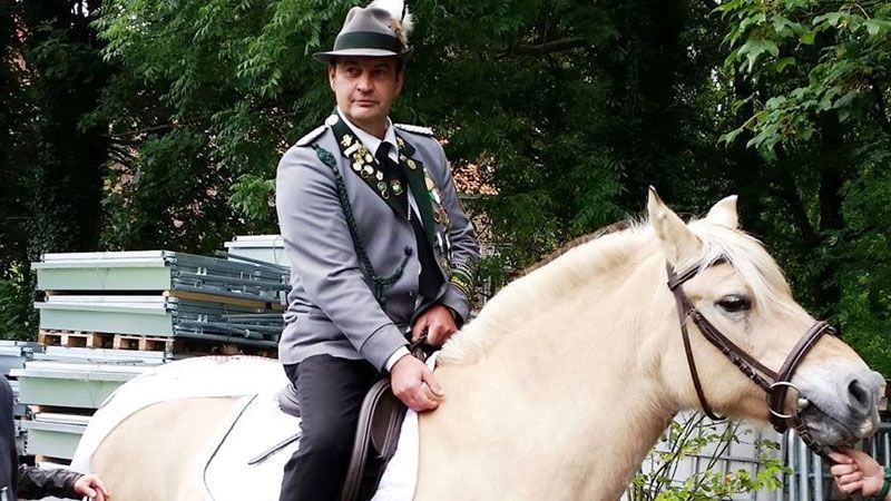 Hoch zu Roß: Ralf Meyer ist der "König der Könive" der Rönneburger Schützen. | Fot: ein