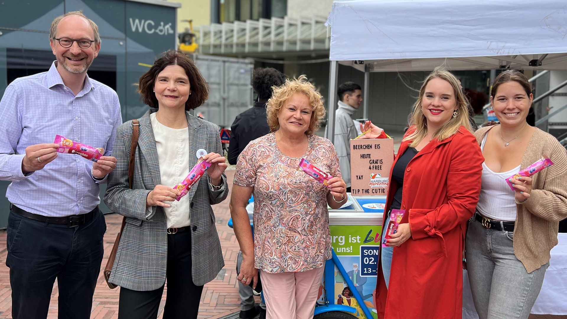 Leggaschmegga: Das Eis aus dem neuen Eiswagen von Harburg Marketing begeisterte auch den Verein selbst und die Bezirksamtsleiterin. V.l.n.r.: Dr. Ralf Grote (TUHH & Harburg Marketing), Bezirksamtsleiterin Sophie Fredenhagen, Christinr Sülau, Antonia Marmon und Louisa Knipschild (alle drei Harburg Marketing). | Foto: ein