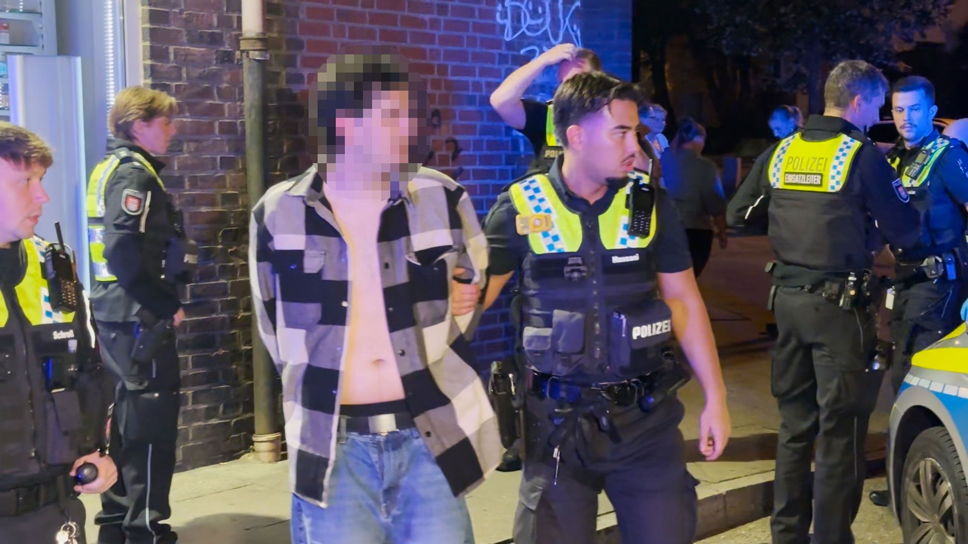 Nach der Massenschlägerei nahm die Polizei einen Mann  in Gewahrsam. Foto: Lenthe-Medien