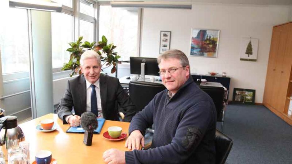Im Gespräch mit Radio-ZuSa-Moderator Claus Lühr (rechts) nimmt Landrat Rainer Rempe zu aktuellen Themen im Landkreis Harburg. | Foto: ein