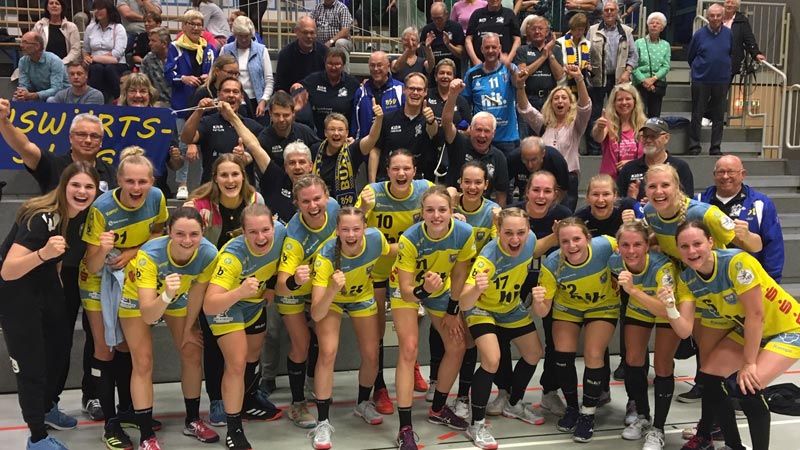 Die BSV-Mannschaft jubelt nach dem Spiel zusamen mit den mitgereisten Fans | Foto: BSV