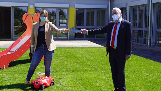Bürgermeister Wolf-Egbert Rosenzweig überreicht Marion-Johanna Mey symbolisch den Schlüssel für die Kita Krümelkiste. | Foto: Johanniter