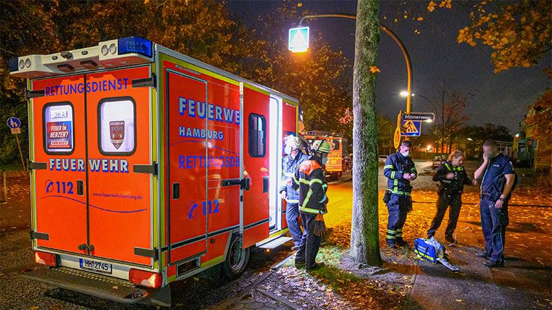 Auch zwei Polizisten mussten mit Sauerstoff versorgt werden, nachdem sie Rauch eingeatmet hatten. | Foto: JOTO