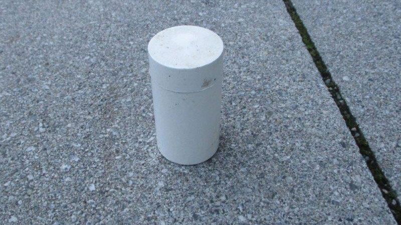 Dieser Isotopenbehälter mit radioaktivem Gestein wurde bei der Polizei in Buchholz abgegeben. Ein Mann hatte ihn gefunden. | Foto: Polizei