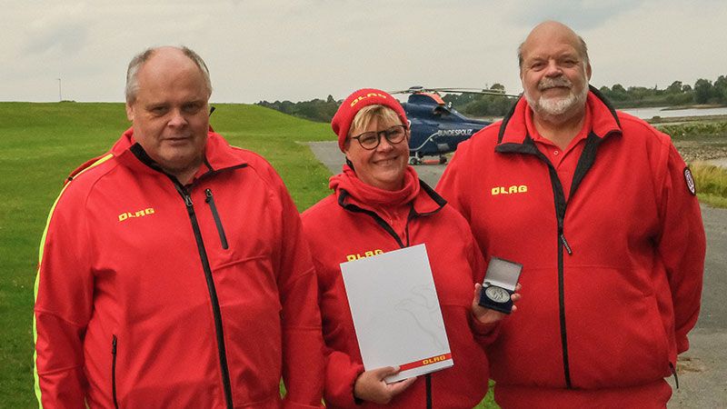 Margret Holste wurde von Hans-Hermann Höltje (links) und Frank Villmow mit der Lebensrettungsmedaille der DLRG ausgezeichnet. | Foto: ein