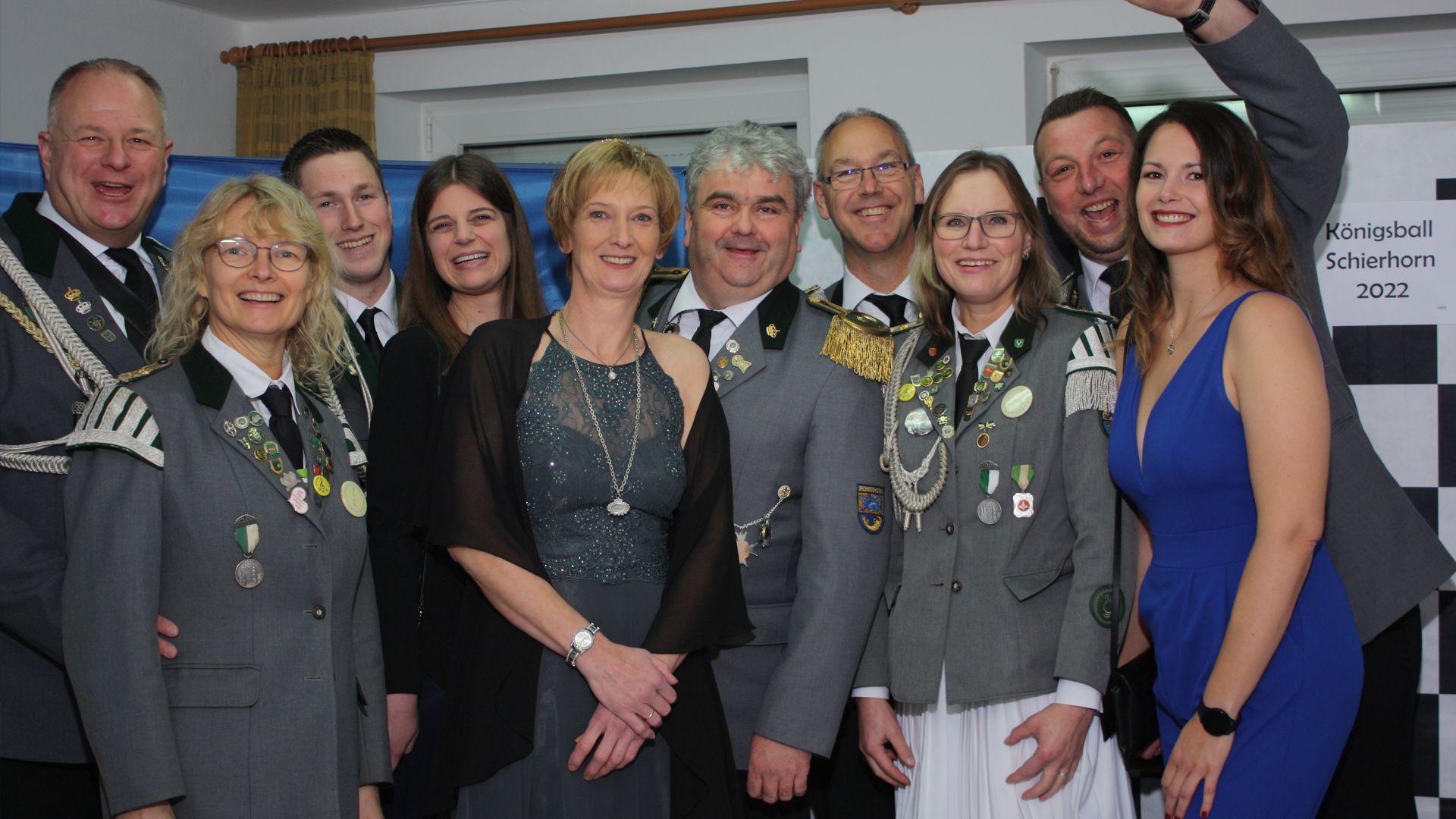 Die Schierhorner Königscrew: André (von links) und  Britta Emme, Daniel Rademacher und Inga Aldag, Königin Tatjana und König Volker Borowi, Ralf und Claudia Jankowski, Christian und Sandra Baasch. | Foto: SV Schierhorn