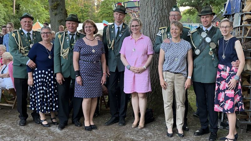 Das neue Königspaar von Otter, Dirk und Karina Ebeling (rechts) und die Adjutanten: Jens (von links) und Petra Heins, Klaus und Simone Meinecke, Sascha und Dörte Lünsmann sowie Andreas und Silke Dreyer. | Foto: SV Otter