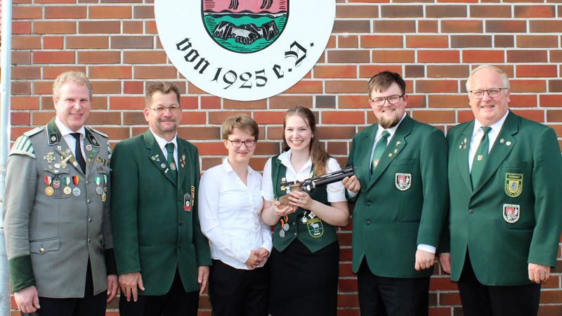 Jens Indorf (Jugendleiter SV Heidenau), Lars Bathke (Präsident Schützenverband Hamburg), Jana Flügge (SV Heidenau), Anna-Lena Indorf (SV Heidenau), Lukas Ben Kabbe (Landesjugendleiter SVHH) und Volker Höper (Kreispräsident Nordheide & Elbmarsch) freuen sich über die neue Luftpistole (v.l.n.r.). | Foto: Jan Stüve