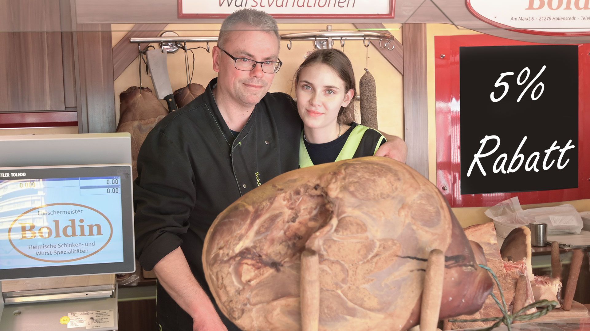 Fleischermeister Jens Boldin und Tochter Lavinia freuen sich auf ihr 5-jähriges Jubiläum auf dem Harburger Wochenmarkt.