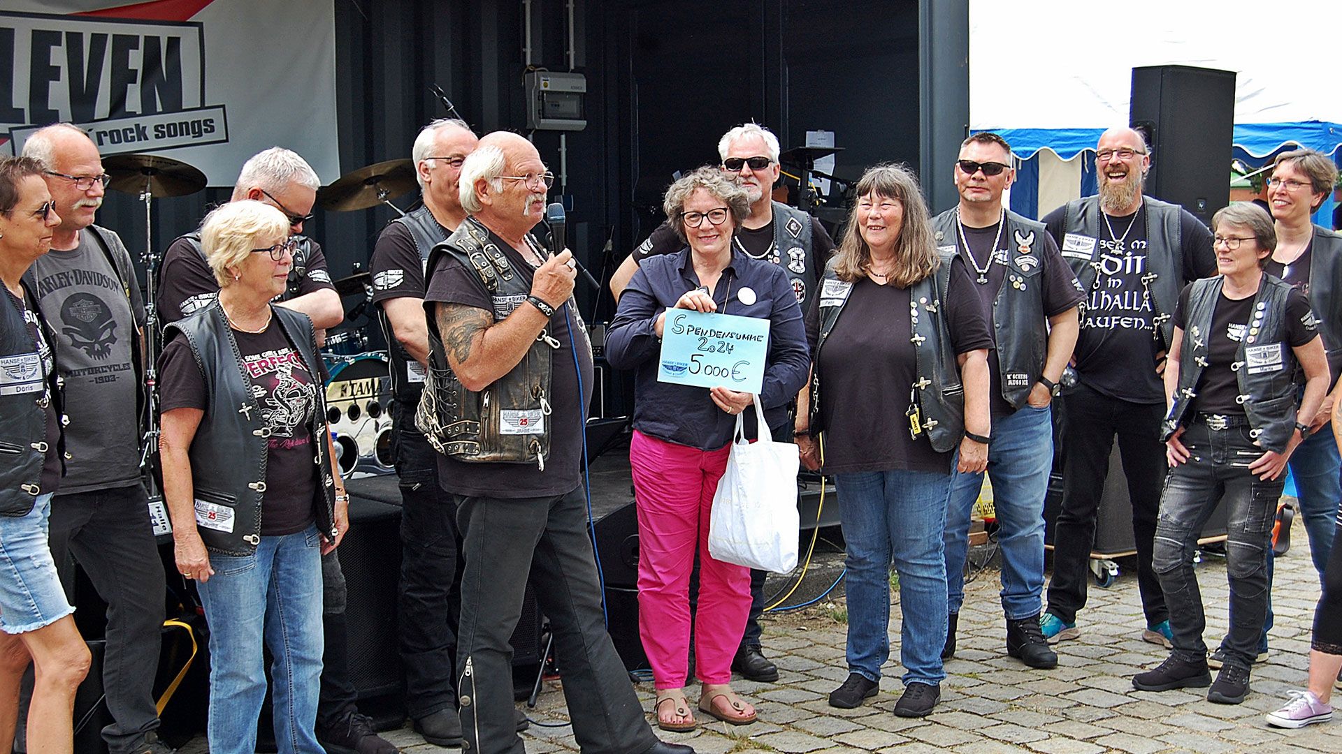 5.000 Euro in bar durfte Maren Blohm (Mitte) für die „Fördergemeinschaft Kinderkrebs-Zentrum Hamburg. e.V.“ von den Hanse-Bikern entgegen nehmen. | Foto: Gerd Demitz