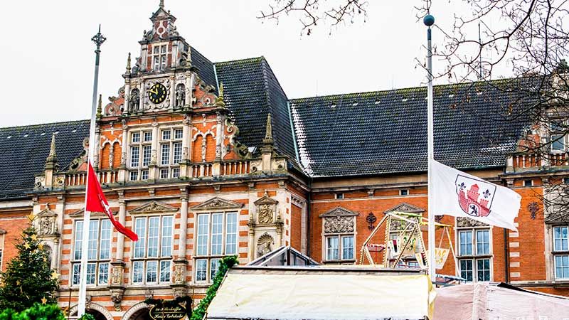 Am Mittwoch wehten die Fahnen vor dem Harburger Rathaus zum Gedenken an Thomas Völsch auf Halbsmast. | Foto: Niels Kreller