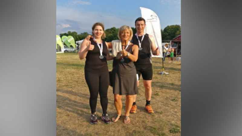 Läufer vom TEAM Landkreis Harburg nach dem finalen Zieleinlauf: Maya Trautmann (von links), Antje Rehbock, Michael Schumacher. Nicht auf dem Bild: Frank Plönnigs, Frauke Pingel, Petra Tödter und Thomas Harendt. | Foto: ein