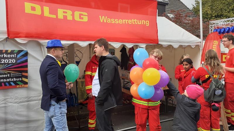 Die DLRG-Ortsgruppe Hollenstedt war auch in diesem Jahr auf dem Herbstmarkt. | Foto: ein