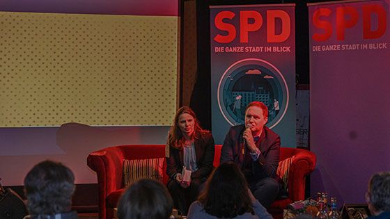 Melanie Leonhard und Carsten Brosda führten mit viel Humor durch den Liederabend in der Fischhalle. | Foto: Niels Kreller
