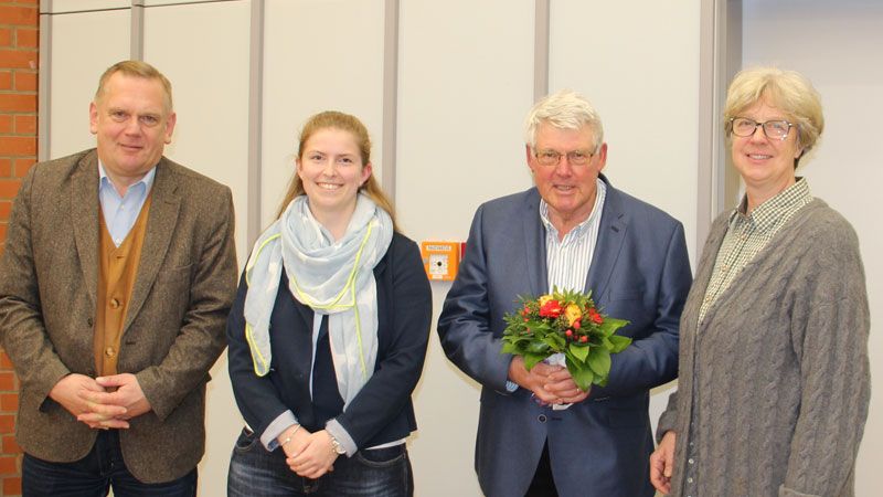 Der Ortsrat von Over/Bullenhausen: Frank Schmirek (von links, CDU, 2. stellv. Ortsbürgermeister), Laura Conrad (Bündnis 90/Die Grünen, 1. stellv. Ortsbürgermeisterin), Günter Thonfeld (CDU, Ortsbürgermeister) und Seevetals Bürgermeisterin Emily Weede. | Foto: Gemeinde Seevetal