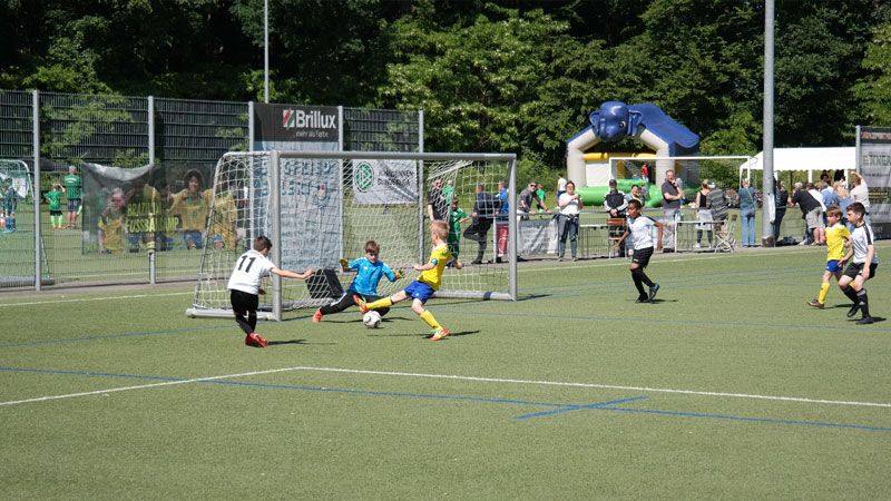 Zwei Tage kickten 200 Kids beim Karl-Heinz- Fromhagen-Gedächtnisturniers des HTB auf der Jahnhöhe. | Foto. ein