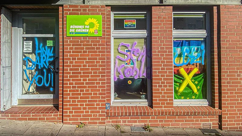 An das Parteibüro der Grünen in Harburg wurden Parolen gesprayt. | Foto: Niels Kreller