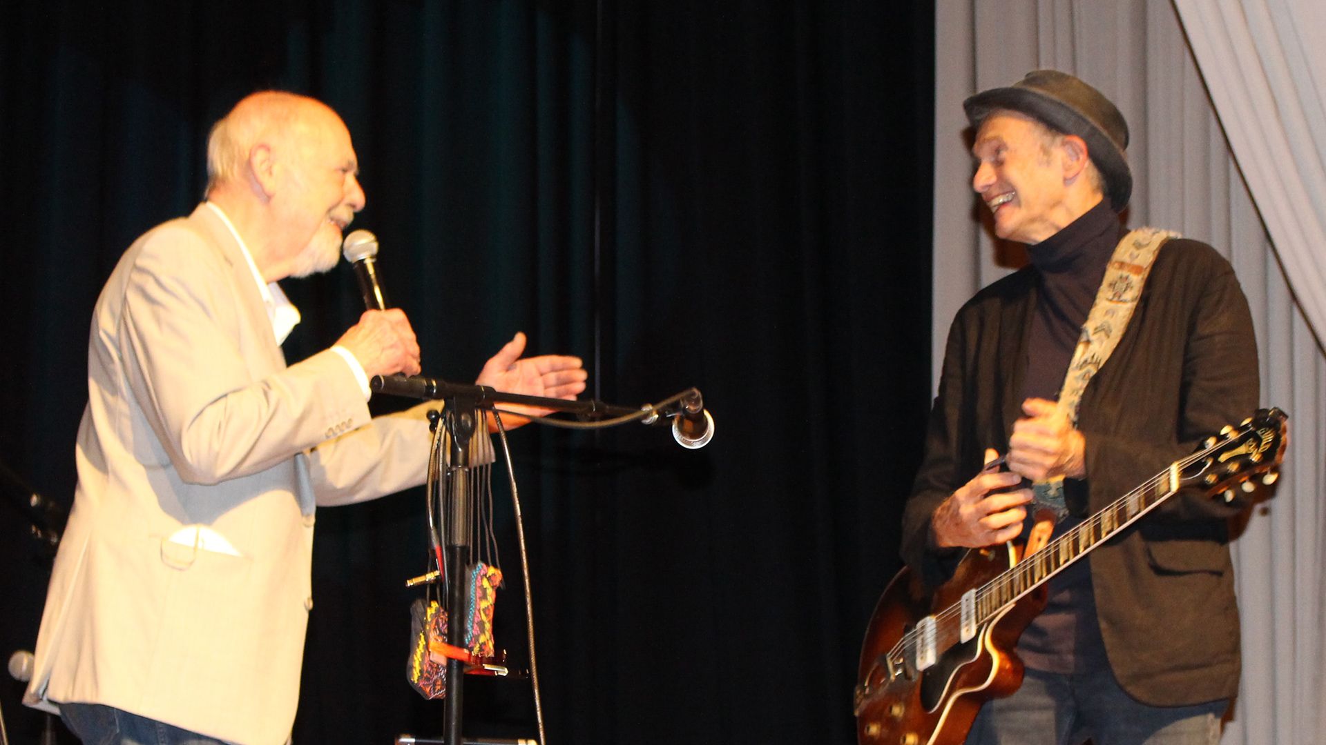 Abi Wallenstein (rechts) ist ein großartiger deutscher Blues-Interpret (Gitarre und Gesang). Seit den 1960er-Jahren lebt er in Hamburg. Ebenso wie Moderator Peter "Banjo" Meyer ist Wallenstein seit vielen Jahren bei Dieter Bahlmanns Benefizkonzerten dabei. | Foto: Archiv