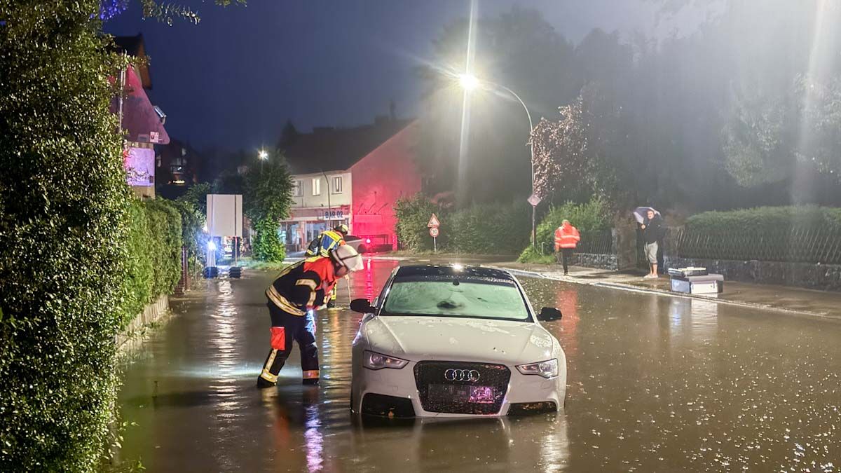 Das Unwetter sorgte für Chaos und Dauereinsätze in Harburg Stadt und Land. Foto: JOTO