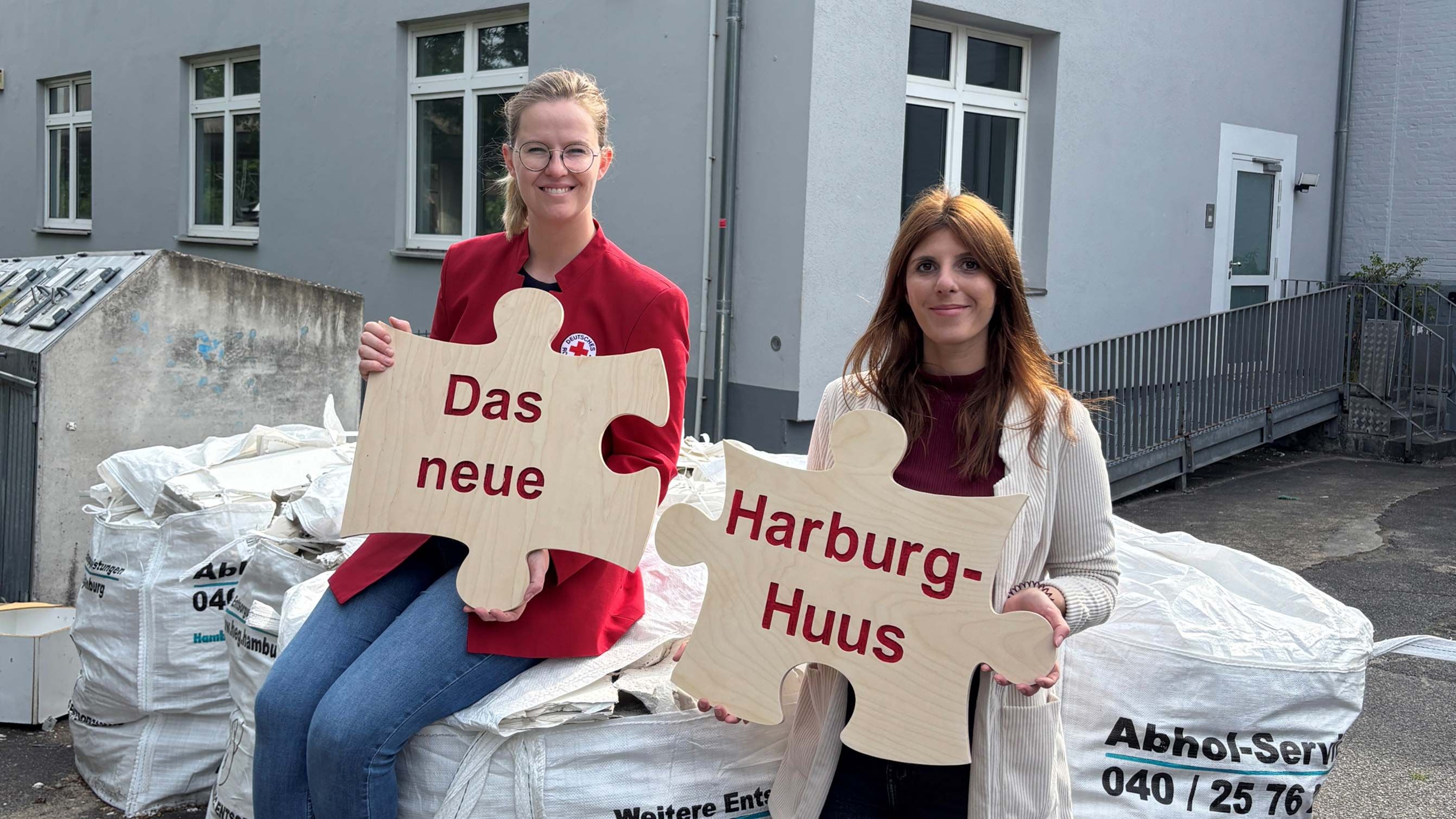 Die Harburger DRK-Spendenbeauftragte Viktoria Ehklers (links) und Harburg-Huus Leiterin Julia Malert hoffen, mit der Puzzle-Aktion ausreichend Spenden sammeln zu können, um den Umbau vor der kalten Jahreszweit fertigstellen zu können. Foto: DRK Hamburg-Harburg 2026