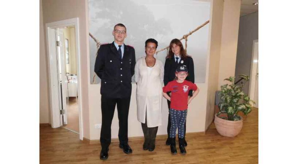 Über die Spende freuen sich Benjamin Dreyer (von links), die Spenderin Andrea Sprogies und Kinderfeuerwehrwartin Martina Kretschmer mit Tochter Marike. | Foto: ein