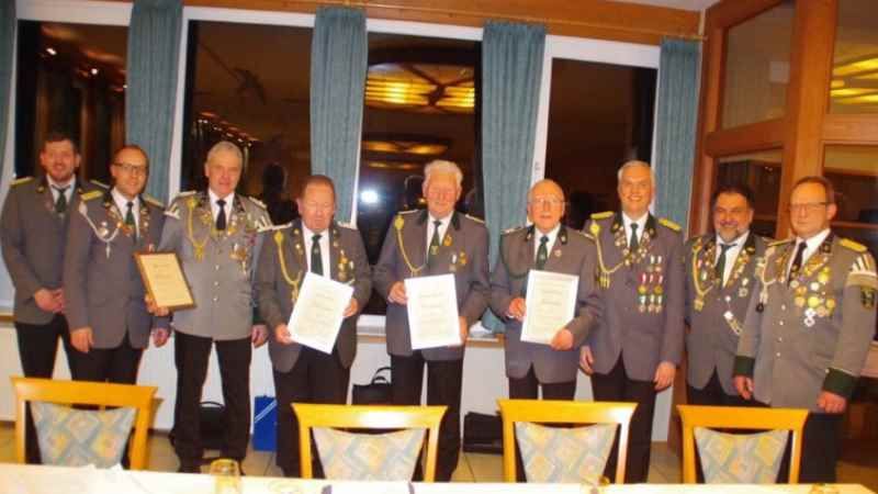 Vorstand und Ehrenmitglieder des Schützenvereins Heidenau: Rechnungsführer Stefan Hermsdorf (von links), Schriftführer Christian Martens, Ehrenschütze Walter Löll, Ehrenmitglieder Friedhelm Bade, Heinrich Beneke und Heinz Oelkers, Präsident Thorsten Ehlermann, neuer Schießsportleiter Hans-Jürgen Wichern und Vizepräsident Claus Meyer. | Foto: ein