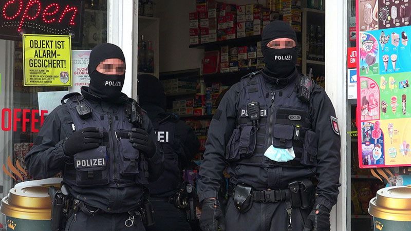 Bei der Drogenrazzia wurde auch ein Kiosk in der Eißendorfer Straße durchsucht. | Foto: HamburgNews