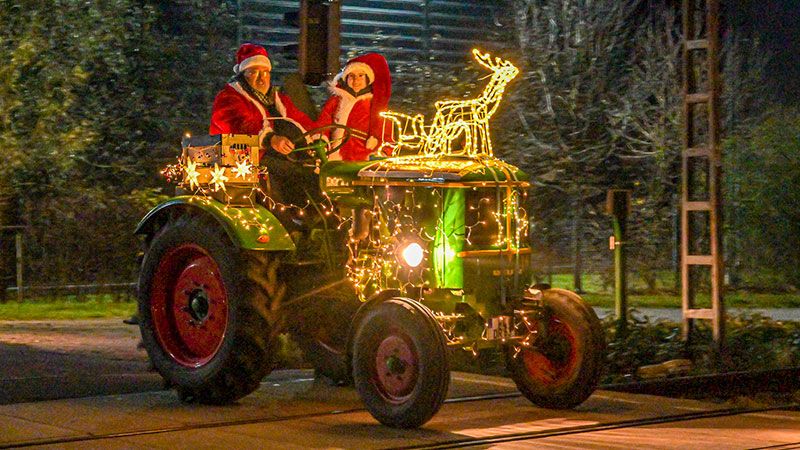 Gelebtes Brauchtum: Am 23. Dezember gehen die Treckerfreunde Rübke auf ihre traditionelle Weihnachtsfahrt. | Foto: Niels Kreller