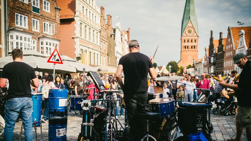 Musik liegt in der Luft von Lüneburgs Gassen, wenn am 02. Oktober zum dritten Erlebnis-Sonntag des Jahres gebeten wird. | Foto: Mathias Schneider
