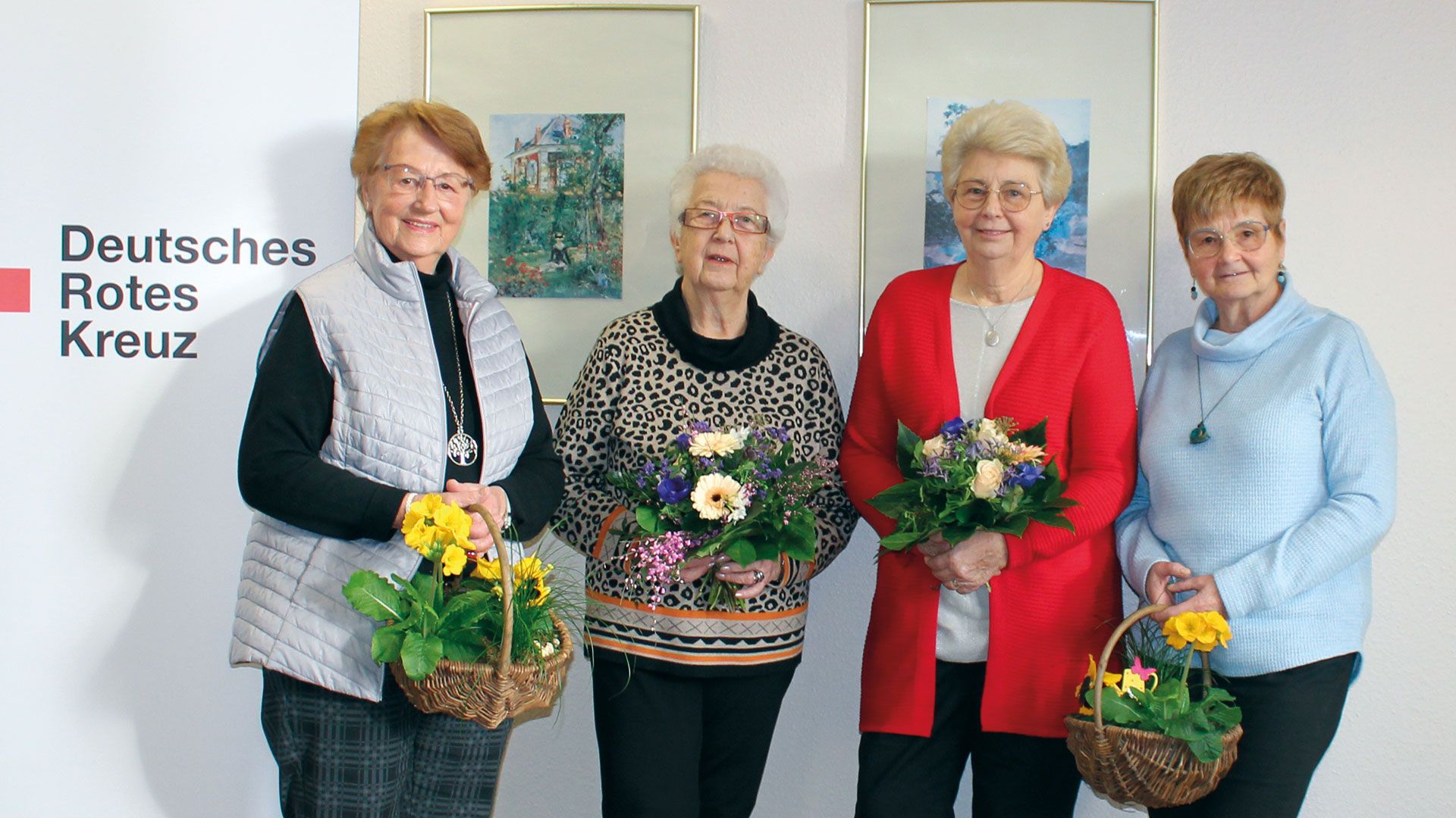 Verabschiedung des ehemaligen Vorstandsteams: Gerda Kunkel (von links, Schatzmeisterin), Erika Bodendick (Beisitzerin), Margret Krämer (1. Vorsitzende) und Christa Holert (Beisitzerin). | Foto: DRK Harburg-Land