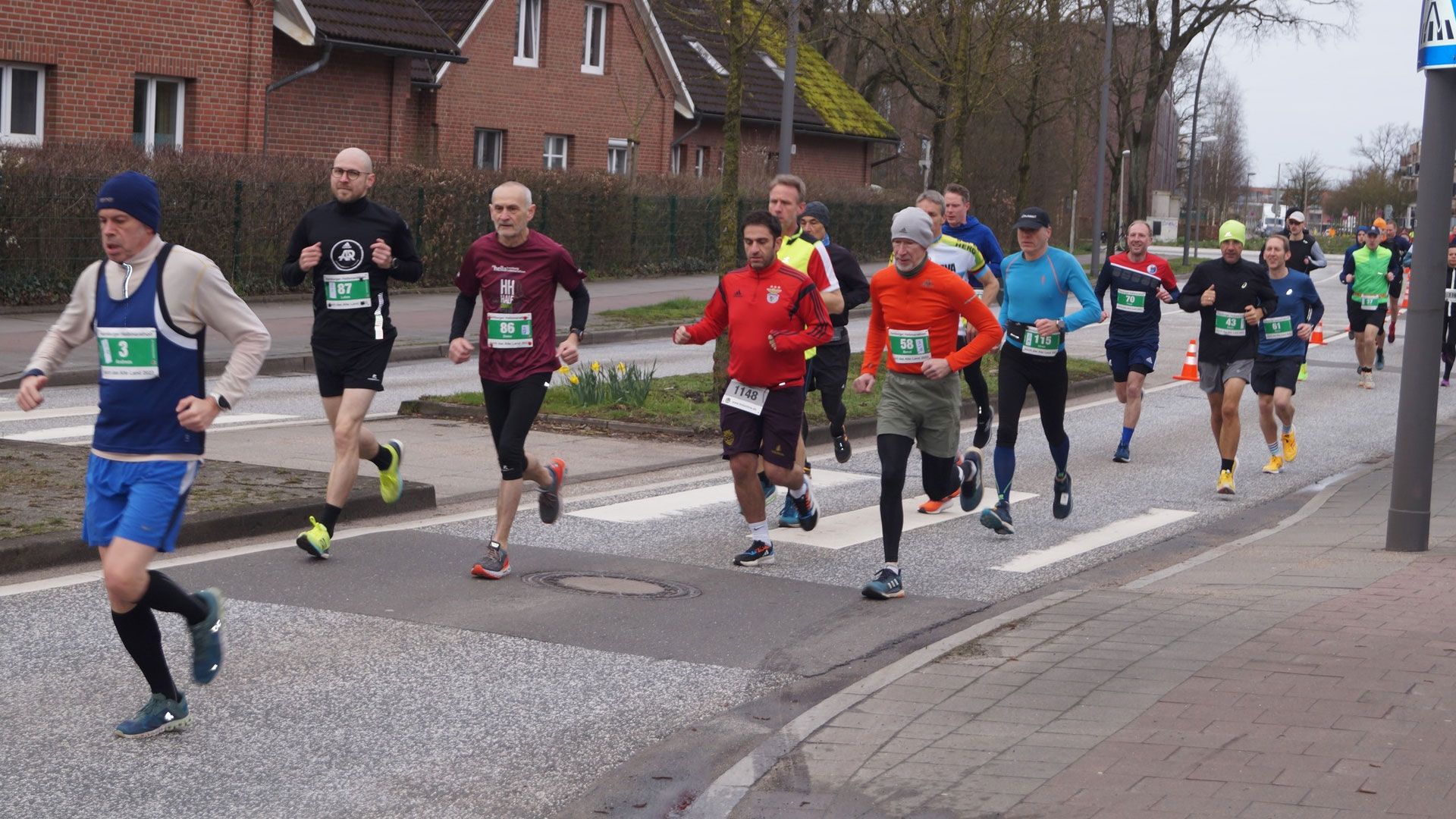 Der Hamburger Halbmarathon durch das Alte Land hat am vergangenen Sonntag wieder rund 350 Läuferinnen und Läufer nach Neugraben gelockt. | Foto: HNT