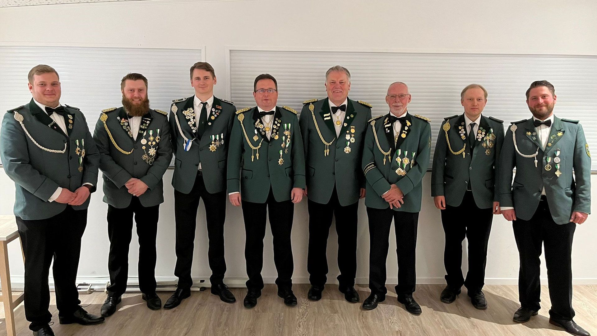 Die erfolgreichsten Teilnehmenden des Schießwettbewerbs um den HAN-Pokal: Dominik Eurig (von links), Jan Schönteich, Ole Thiem, Arne Boltze, Michael de Hooge, Joop Been, Dirk Spreckelsen und Patrik Lüdge. | Foto: Peter Oesmann