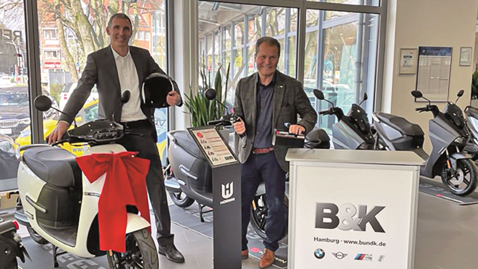 Stefan Schiemann (Ansprechpartner für die E-Roller der Firma Horwin) und Geschäftsführer David Breuer.