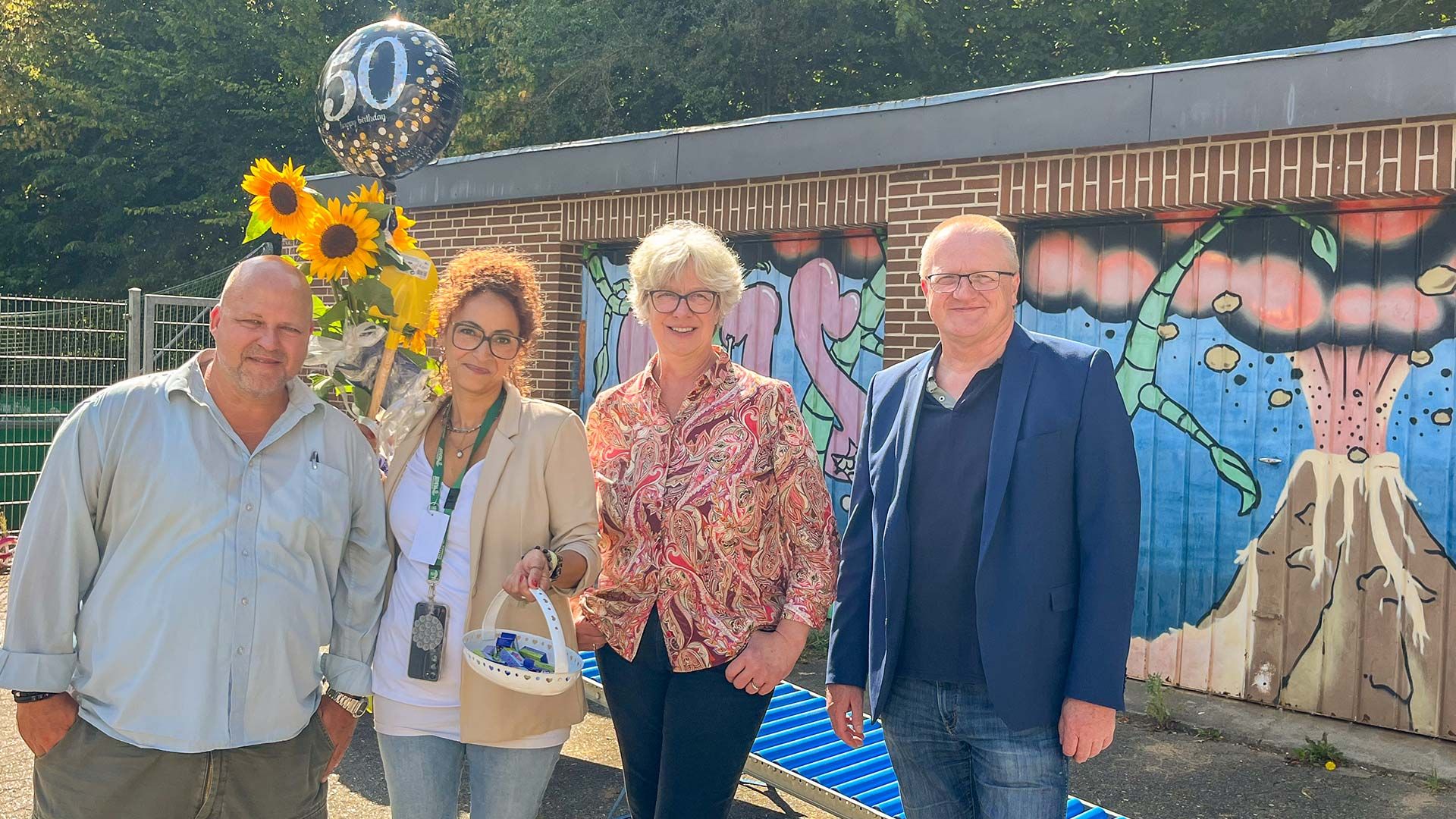 „AKI feierte Jubiläum 1“ : Markus Heinrich (von links, Leitung Abt. Jugend), Indra Hanschke-Starke (Leitung AKI), Seevetals Bürgermeisterin Emily Weede, Mike Wille (Allgemeiner Verwaltungsvertreter der Bürgermeisterin und Leitung Hauptamt). Foto: Gemeinde Seevetal
