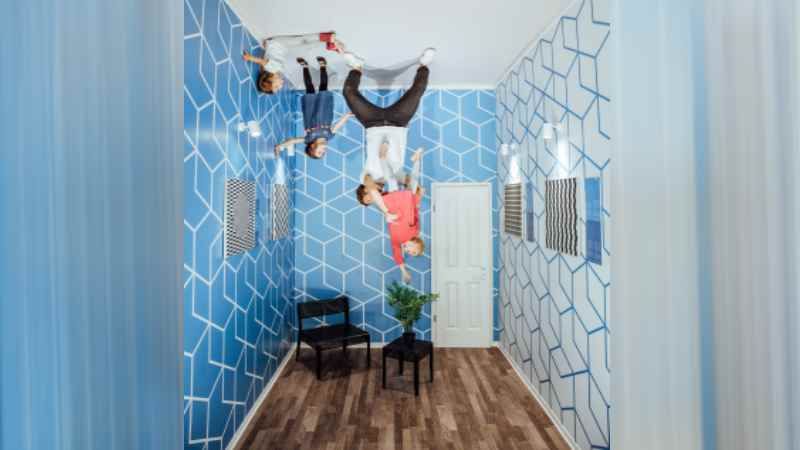. . und alles steht Kopf: Das DRK-Willkommensbüro bietet einen Ausflug ins „Museum der Illusionen“ an. | Foto: ein