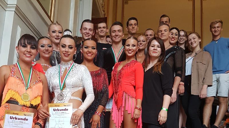 Beim traditionsreichen Wettkampf "danceComp" in der historischen Stadthalle Wuppertal, einem der größten Tanzsportwettkämpfe in Deutschland, feierten die Lateinpaare von Blau-Weiss Buchholz wieder zahlreiche Erfolge. | Foto: ein