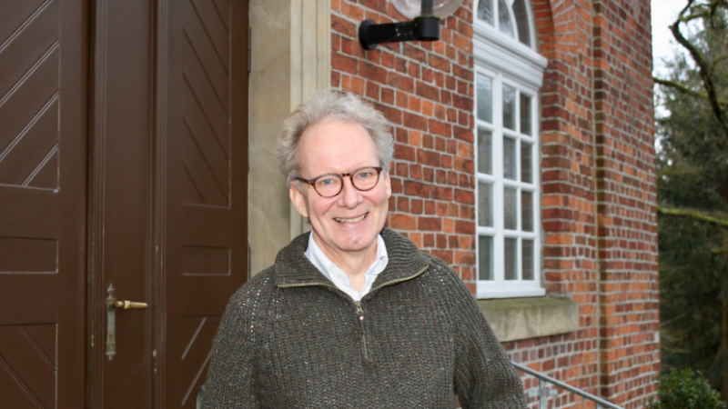 Dr. Bernd Vogel vor der Jesteburger St. Martinskirche. | Foto: ein