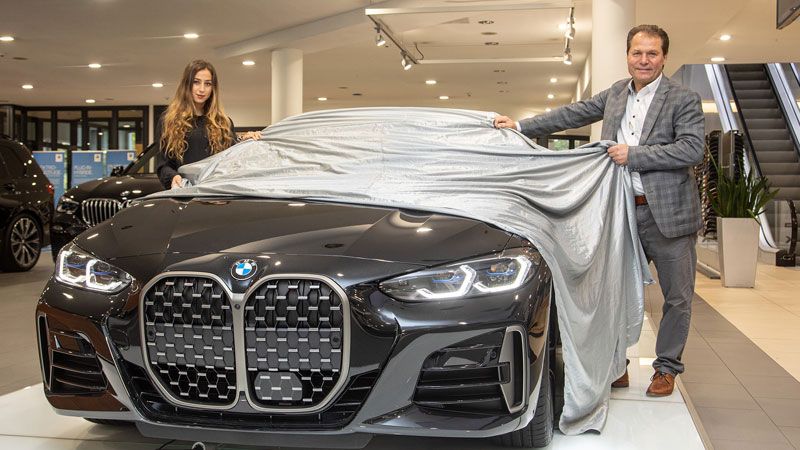 Marisa Iglesias den Haan und David Breuer vom Autohaus BMW B&K präsentieren das neue 4er Coupé.