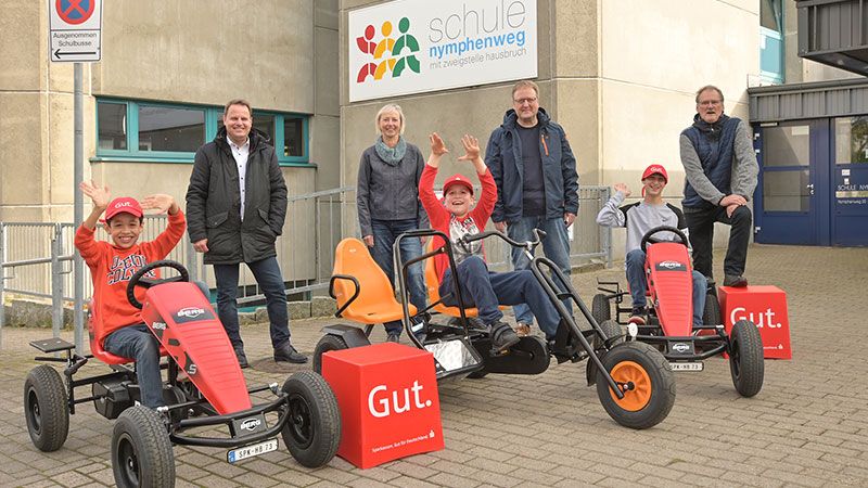 Die Schüler Finn, Jiyan und Munir (vorne v.l.n.r.) freuen sich über die neuen Go Karts, die die Sparkasse Harburg-Buxtehude für die Schule Nymphenweg gespendet hatte. Mit ihnen freuten sich Jörn Stolle (Sparkasse Harburg-Buxtehude), Annett Holst (Schulverein), der kommissarische Schulleiter Matthias Schmidt und Fußballreporter Ingo Brussolo, der die Spendenaktion ins Leben gerufen hatte (hinten, v.l.n.r.). | Foto: Niels Kreller