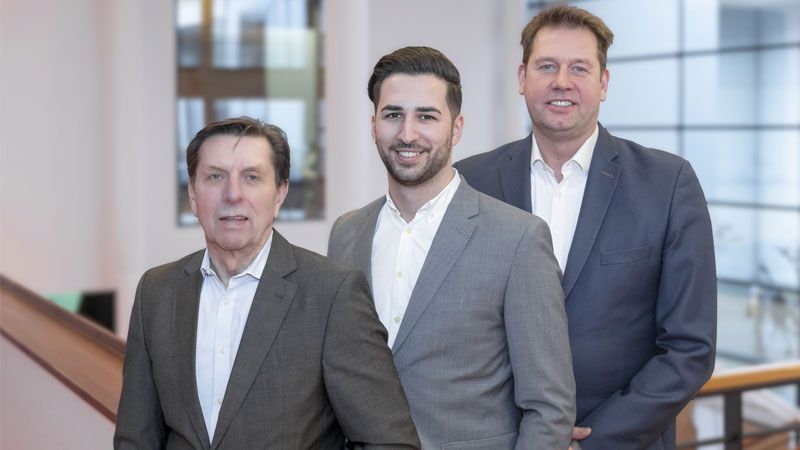 Heinz Schwede, Daniel Coito und Ralf Wiegels (v.l.) sind der Kompetenz-Hattrick im Versorgungswerkbüro im Elbcampus.
