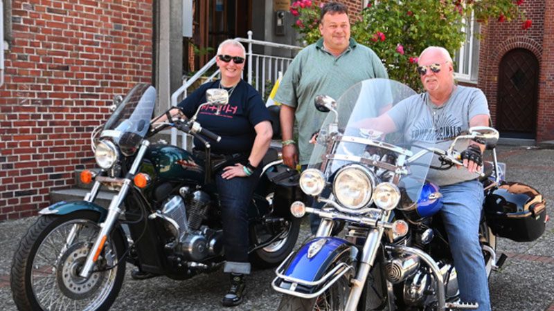 Planen einen MoGo in Harburg: Pfarrer Stefan Langer von der katholischen Pfarrei Sankt Maximilian Kolbe (Mitte) und die beiden Gemeindemitglieder und Biker Silke Ottow und Gerd Demitz. | Foto: Tim Borowski