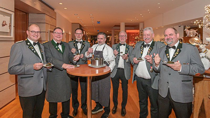 Bevor es ans Essen ging, probierten die drei neuen „Knöpfe“ Christian Stephan (1.v.l.), Jürgen Tscherny (2.v.l.) und Heiko Mönke (5.v.l.) mit dem Vorstand der Knöpfe und Küchenchef Sebastian Lohmann den Grünkohl. | Foto: Niels Kreller