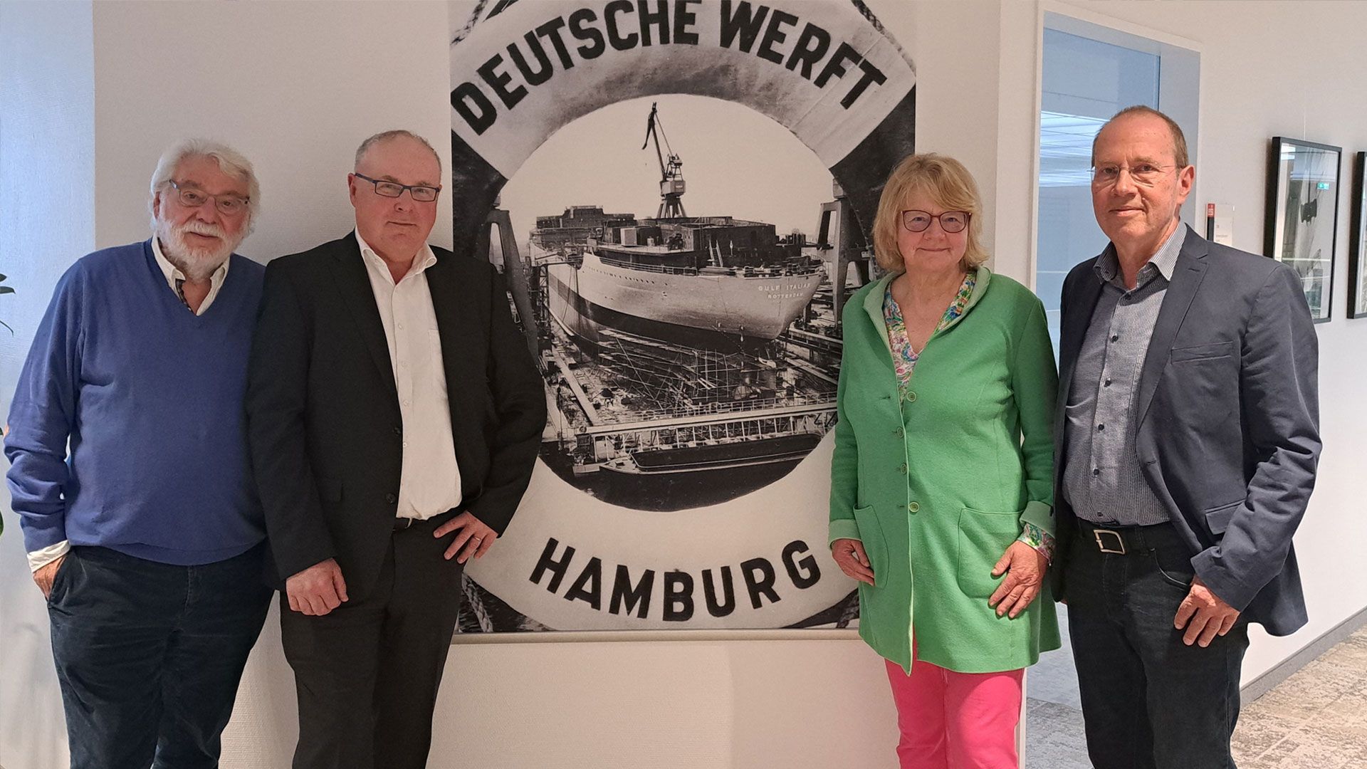 Freuen sich auf den Ausstellungsstart am 15. Mai: Dieter Klar (von links), Bodo Ihlenburg (Sparkasse Harburg-Buxtehude), Dr. Maren Köster-Hetzendorf (Kulturforum Buxtehude) und Bernd Utermöhlen. | Foto: Sparkasse Harburg-Buxtehude