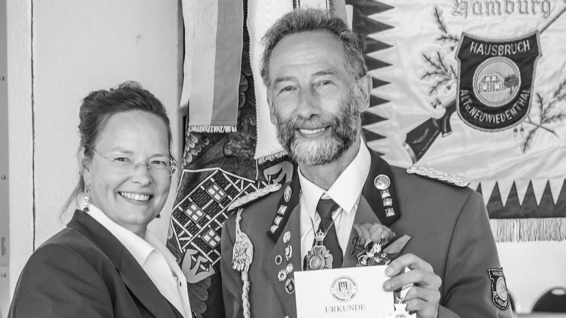 Martina Wiechers, Präsidentin des Schützen-Kreisverbands Harburg-Stadt, überreichte Hans-Heiner Fischer aus Hausbruch das Ehrenkreuz in Silber. | Foto: SV Hausbruch