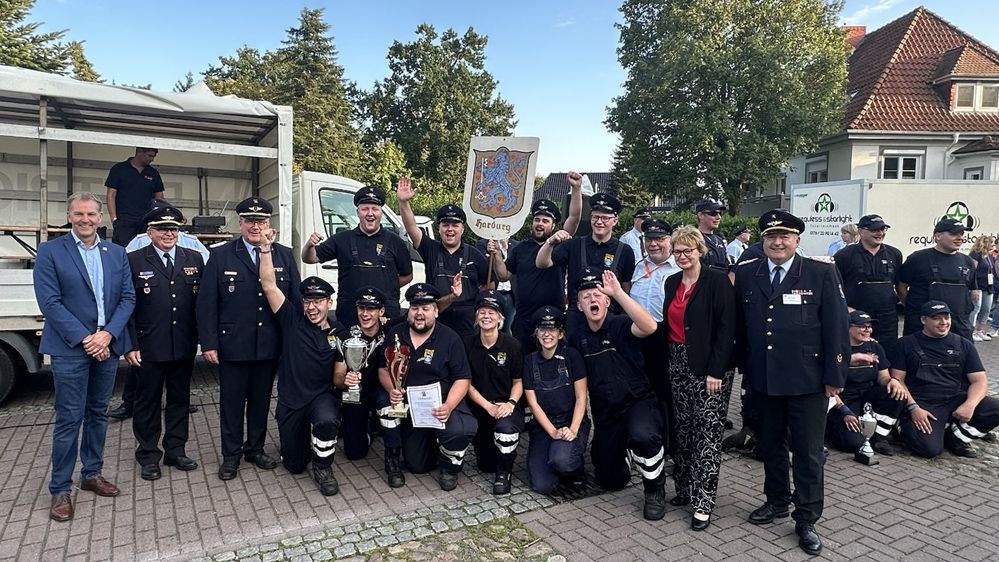 Die Siegergruppe der FF Wulfsen mit Innenministerin Daniela Behrens (2. v.r.) und Regierungsbrandmeister Uwe Quante (rechts). | Foto: ein