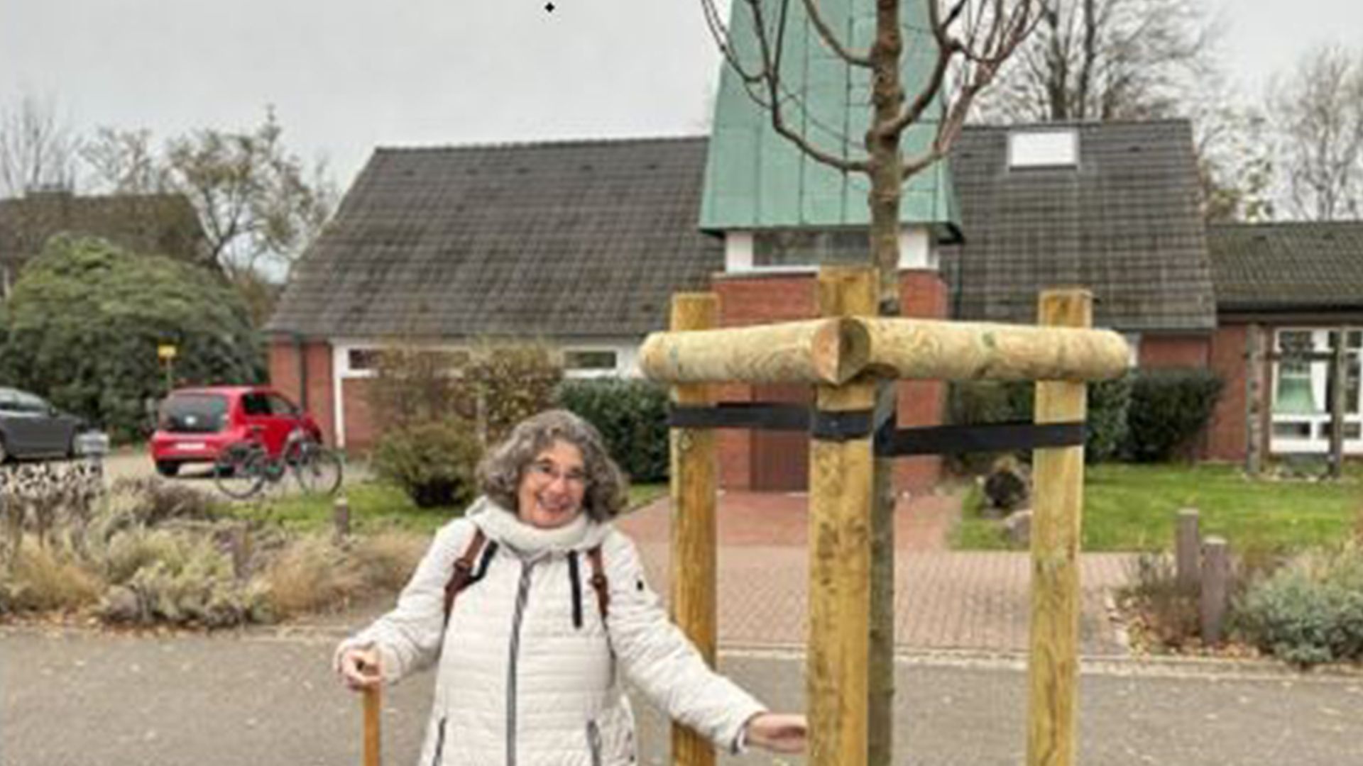 Dorothea Blaffert, Pastorin a. D. mit ihrem Abschiedsgeschenk von der Gemeinde Rosengarten, einem Ahorn. | Foto: Pastor Roland Arndt