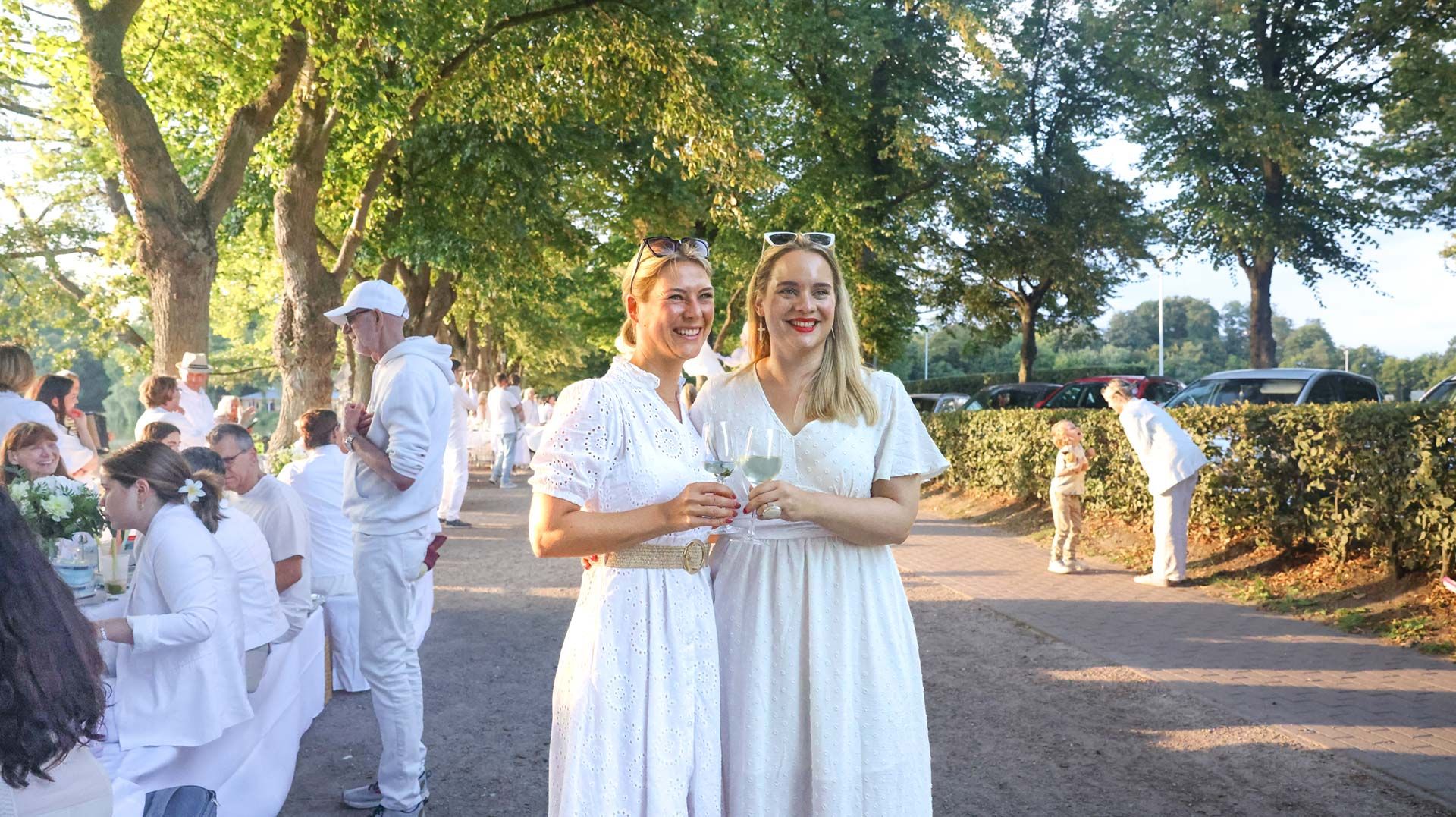 Citymanagerin Antonia Marmon (rechts) und ihre beste Freundin Charlotte Engler waren vom 12. Weißen Dinner an der Harburger Außenmühle begeistert. Foto: ein