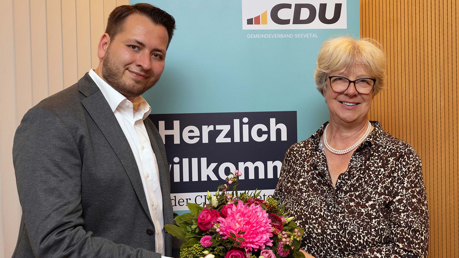 Vorsitzender Markus Warnke gratuliert Bürgermeisterin Emily Weede. Foto: Jens Duggen