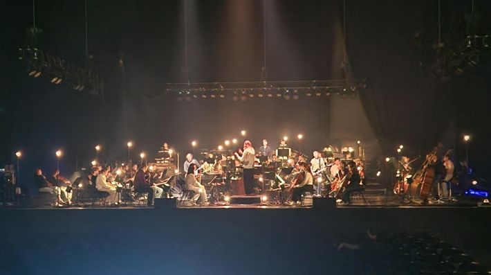 Großer Moment: Die Jugendlichen mit der Kultband Sigur Rós auf der großen Bühne. Foto: Hannah Bregler